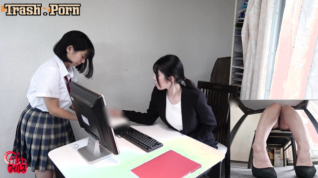 Office lady along in the toilet / hot defecation, watch