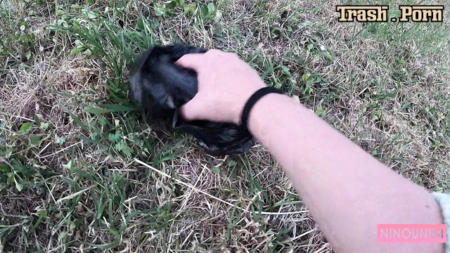 Ninounini picked a shit from the street up and ate it in the car