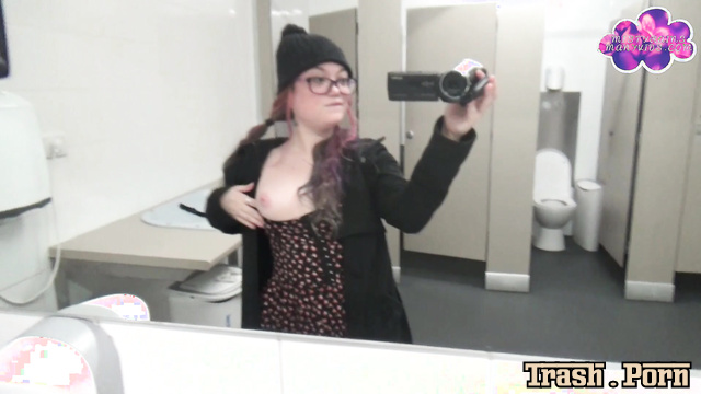 Chubby lady pissing outdoor and wants you to watch it, MistyRains