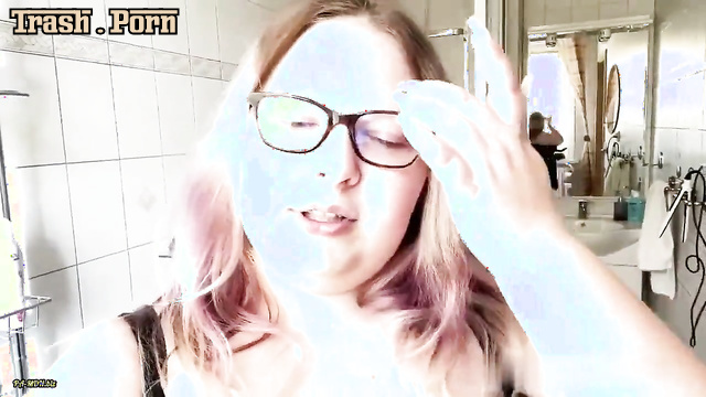 Big lady pissing and masturbating live for you (solo)