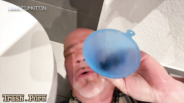 Tattooed milf Lara thinks that his mouth is her toilet