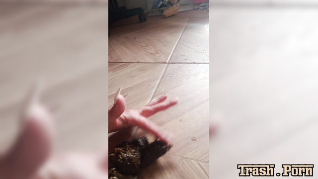 Shabby lady peed in a wine glass, look / Miamartins