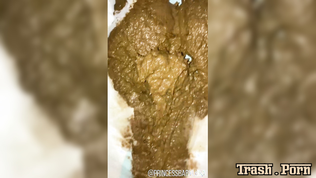 PrincessBabyLuna showed how she changes a shit-stained diaper on her own