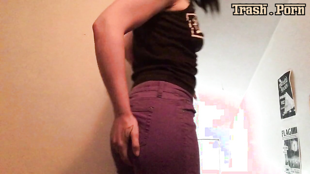 Lady pissed in her new tight jeans, hot solo video