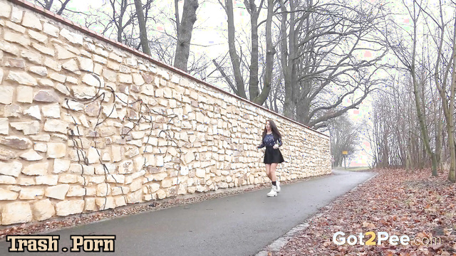 Solo Mini Mitzi – desperate lady peeing on the street