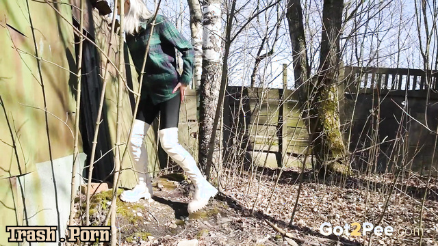 Pretty blonde squatted down and peed (outdoors video)