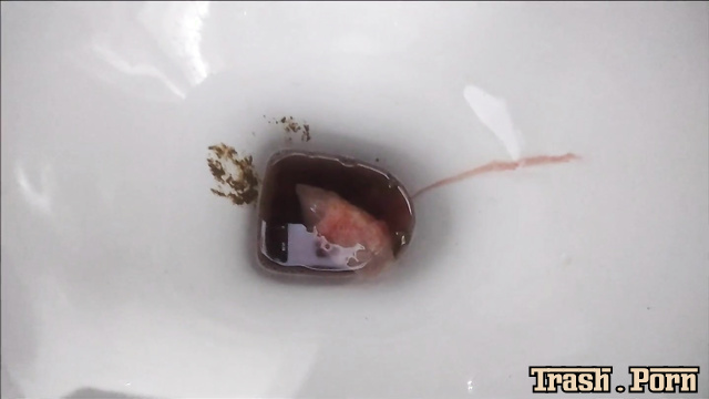 Selvaggia Scat decided to show you her poop during menstruation