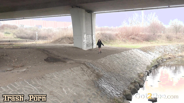 Dafne ran out of the car and went to pee under the bridge