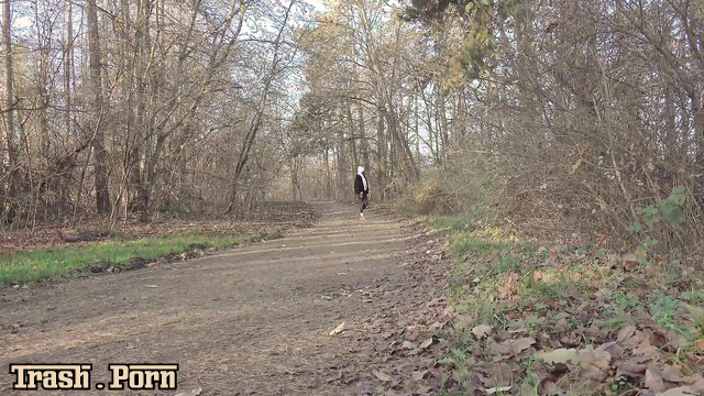 This brunette likes peeing on fresh air, Mia solo video
