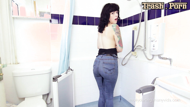 Beauty loves it when wet jeans stick to her thighs
