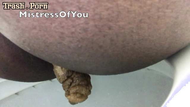 MistressMystique and her huge ass pooping in the toilet right now