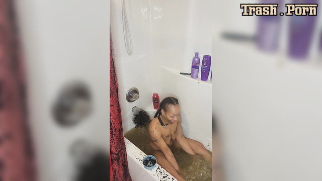 UniQueen21 – ebony made herself shitty & pissy bath