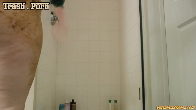 Fat VeronicaSteam first smeared herself with shit and then went bathing
