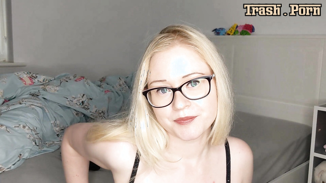 She peed in a huge pad for older women, PooGirlSofia