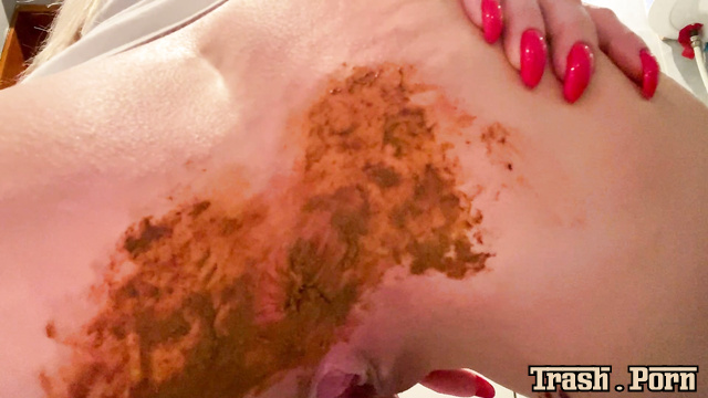 Close up scenes with pooping thefartbabes (it is so hot)