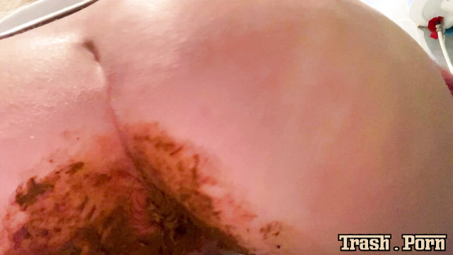 Close up scenes with pooping thefartbabes (it is so hot)
