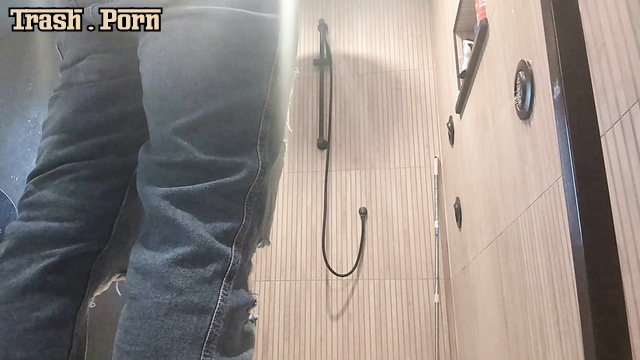 BetweenMyCheeks pooped in her blue jeans and then bathed