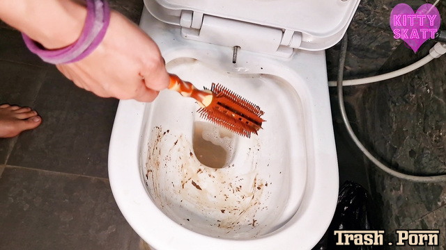 Kitty Skatt pooped and then crushed her shit up with a toothbrush and comb